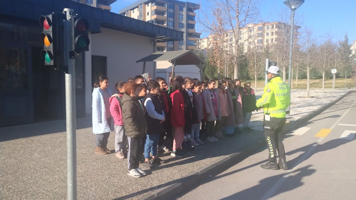 Okulumuz Öğrencilerine Trafik Eğitimi Verildi